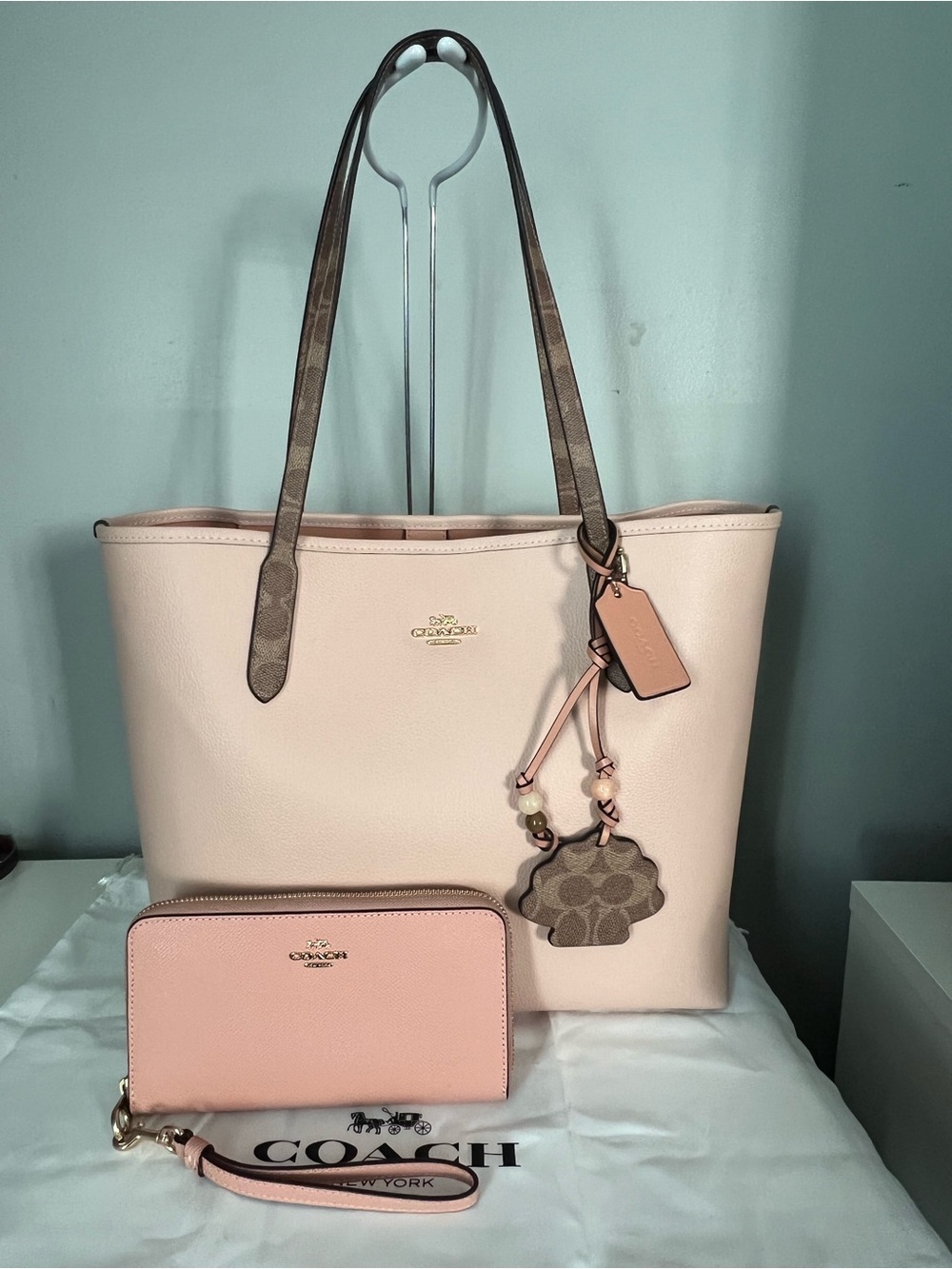 COACH CITY TOTE BAG WITH SHELL CHARM & WALLET